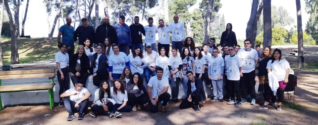 כולם ביחד למען הקהילה. תמונה קבוצתית בפארק לילי שרון בעכו. צילום באדיבות קרן גאון מזוז