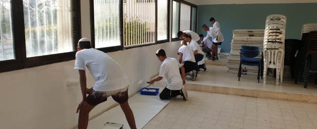 משפצים ומשדרגים. בני נוער מתנדבים למען הקהילה. צילום: קקל