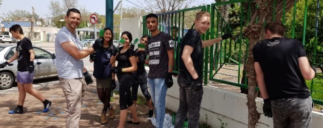 צובעים בצוותא את הגדר. ירוק שולט. צילום: באדיבות אסף חסד