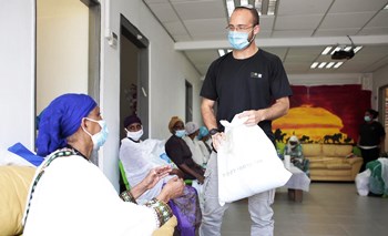 מחלקים את חבילות השי לקראת השנה החדשה. צילום: חיים ורסנו, ארכיון הצילומים של קקל