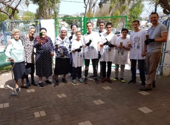 כאן יש עבודת צוות. קשישים ובני נוער ביחד. צילום: באדיבות אסף חסד