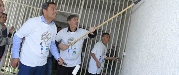 גם יור קקל וראש עיריית שדרות הרימו את הרולר והצטרפו למתנדבים בשדרות. צילום: יוסי איפרגן, מערך הסברה קקל