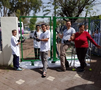 עסוקים בשדרוג המועדון. צילום: באדיבות אסף חסד