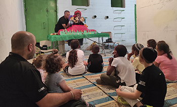 ילדים בדרום צופים בהצגה במקלט. צילום באדיבות ניסים מגנגי, קקל