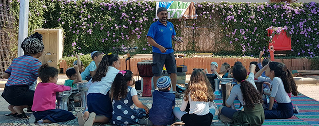 מדריך קקל בפעילות להפגת המתח עם ילדי שדרות. צילום: אבינעם ניסים, ארכיון הצילומים של קקל