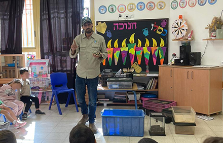 יערן קקל שחף ווילד במפגש עם ילדי מפונים. צילום: ארכיון הצילומים של קקל