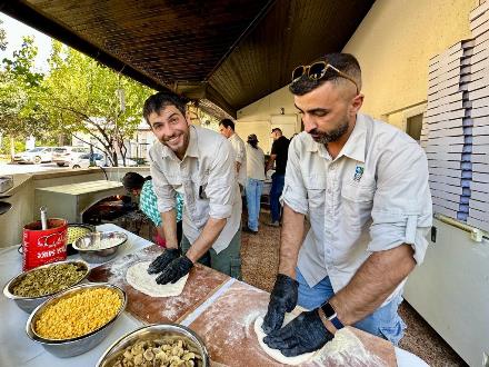 עובדי קקל מכינים פיצות לחיילים. צילום: ארכיון הצילומים של קקל
