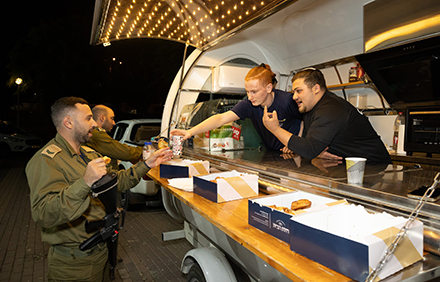 בני נוער מתכנית נוער בסיכוי של קקל מפעילים בית קפה למען החיילים באשקלון. צילום: כפיר ולר, ארכיון הצילומים של קקל