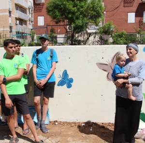 שירה שנרב עם המתנדבים. צילום: יואב לין