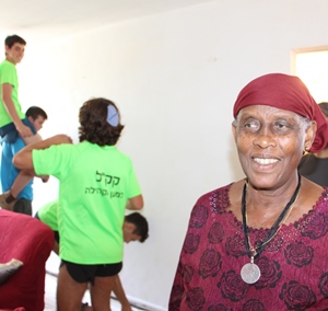 משפצים את הדירה של אצלה גודיי בלוד. צילום: יואב לין