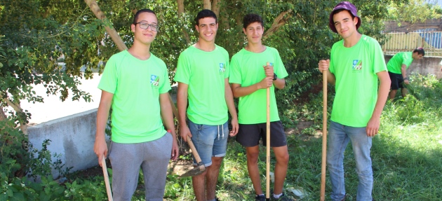 בני נוער מתנדבים ומשקיעים למען האחר, כי כולנו מבינים שאנחנו צריכים לדאוג זה לזה. מתנדבים בגינה הקהילתית בלוד. צילום: יואב לין