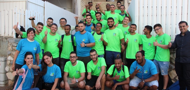 מתנדבי המכינה שהגיעו להכין את רמלה לחג. צילום: יואב לין