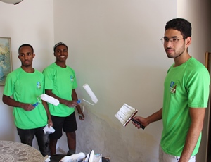 המתנדבים צובעים את ביתה של רבקה שלי. צילום: יואב לין