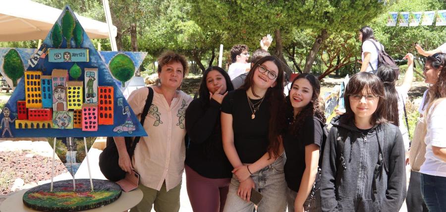 הזוכים: תלמידי אורט ערד, עם המיצג מאפלה לאור. צילום: יואב לין