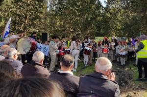 ילדים במדי צופים מנגנים מול קהל