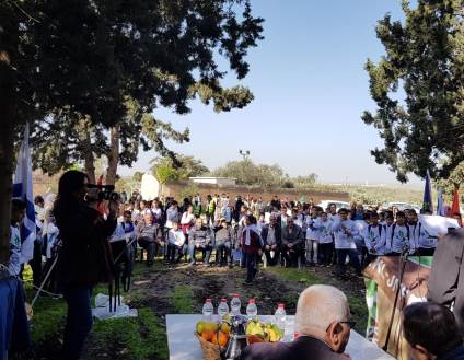 תלמידים וקהל מקשיבים לנואמים