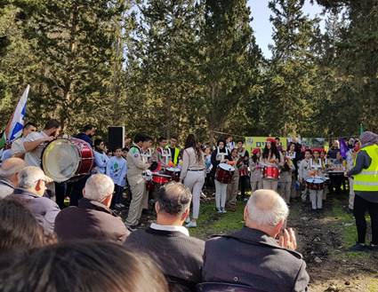 חניכי הצופים הערבים ליוו את הנוטעים בתיפוף. צילום: עופרה הרלאר
