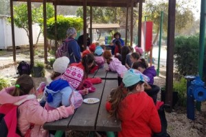 ילדות יושבות סביב שולחן