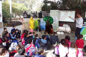 ילדים צופים בהצגה