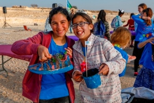 שתי ילדות עם עציץ ביד