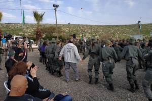 חיילים ואזרחים רוקדים