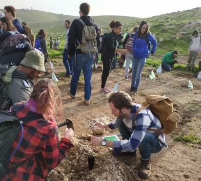 אנשים נוטעים