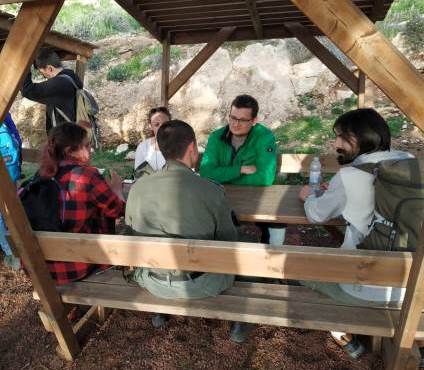 קבוצת אנשים סביב שולחן