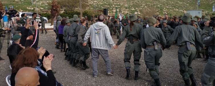 חיילים ואזרחים רוקדים ביחד