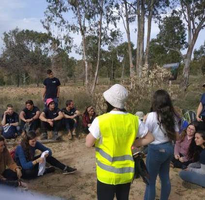 קבוצת בני נוער מול מדריכה