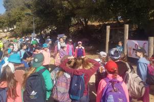 ילדים בתחנת פעילות