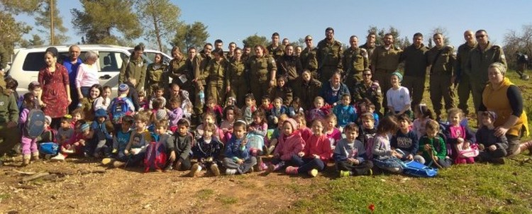 תמונה קבוצתית של ילדים וחיילים