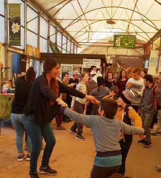 ילדים ומדריכים רוקדים ביחד