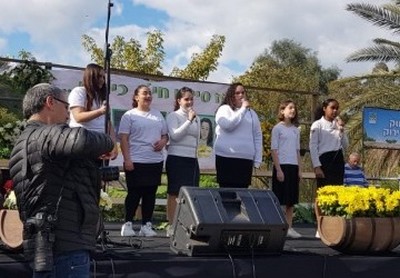 שש בנות שאות על במה