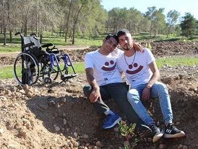 מדריך וחניך יושבים בשוחת נטיעה