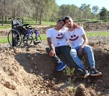 שני נערים ליד שוחה