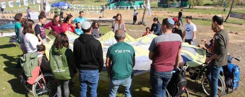 מדריכים וילדים בפעילות הניידת החינוכית של קק"ל