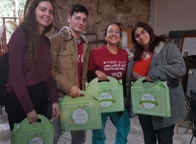 ארבעה מדריכים אוחזים בערכת ההפעלות של קק"ל