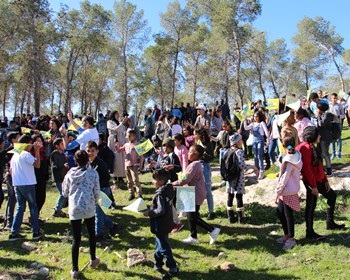 ילדים רוקדים ביער