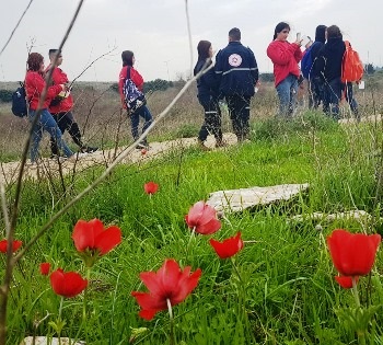 קבוצת מתנדבי מד"א בשדה כלניות