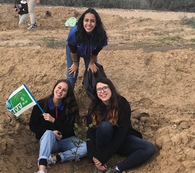 שלוש בנות עם דגל קק"ל