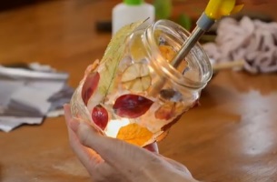 יד אוחזת בעששית ומדליקה אותה