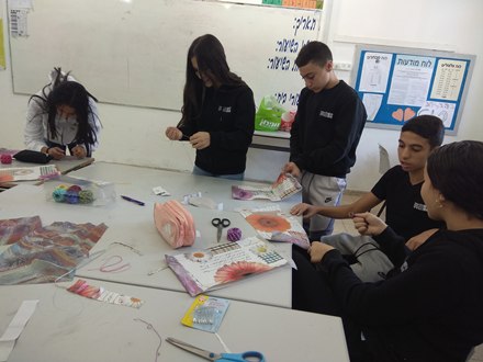 עובדים במרץ. התלמידים מכינים סנדוויצ'סביבתיים.
צילום: רונה הדר