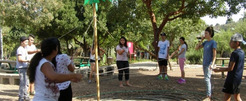 ההתמודדות עם המשימות המאתגרות והעמידה בהן מגבירות את תחושת המסוגלות של המשתתפים. פעילות ODT בנס הרים. צילום: רוני אוזן, מרכז שדה נס הרים