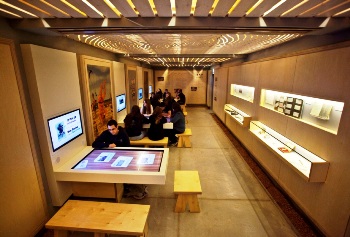 שולחנות פעילות ממוחשבים בנושאים שונים. צילום: ארכיון קקל