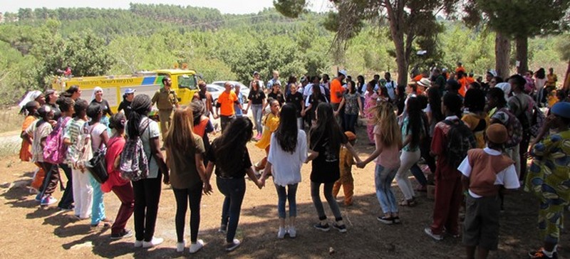 מתנדבים ועושים מוזיקה בכרמיאל: בני נוער בפעילות התנדבותית. צילום: טניה זיסקינד