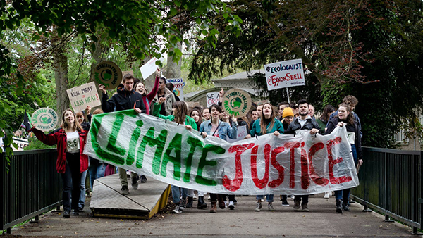 צעירים בהפגנה למען האקלים. צילום: Vincent M.A. Janssen, by Pexels