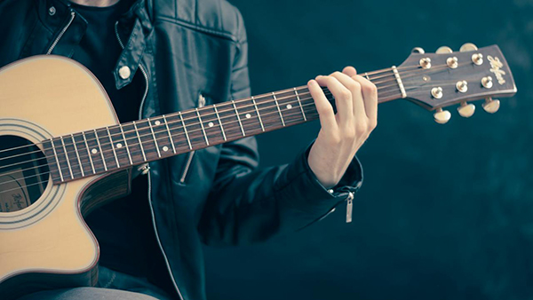 איש מנגן בגיטרה. צילום: Pixabay