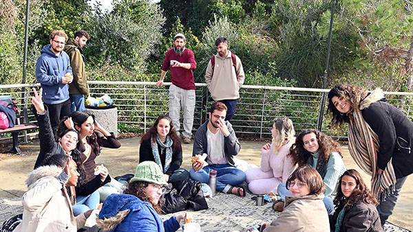 בני נוער בפעילות בחוץ. צילום: ארכיון הצילומים של קק"ל