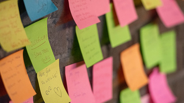 פתקים דביקים עם משימות על לוח. צילום: Jan van der Wolf by Pexels