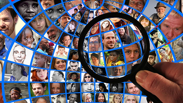 זכוכית מגדלת מעל תמונות של אנשים. תמונה: Gerd Altmann from Pixabay